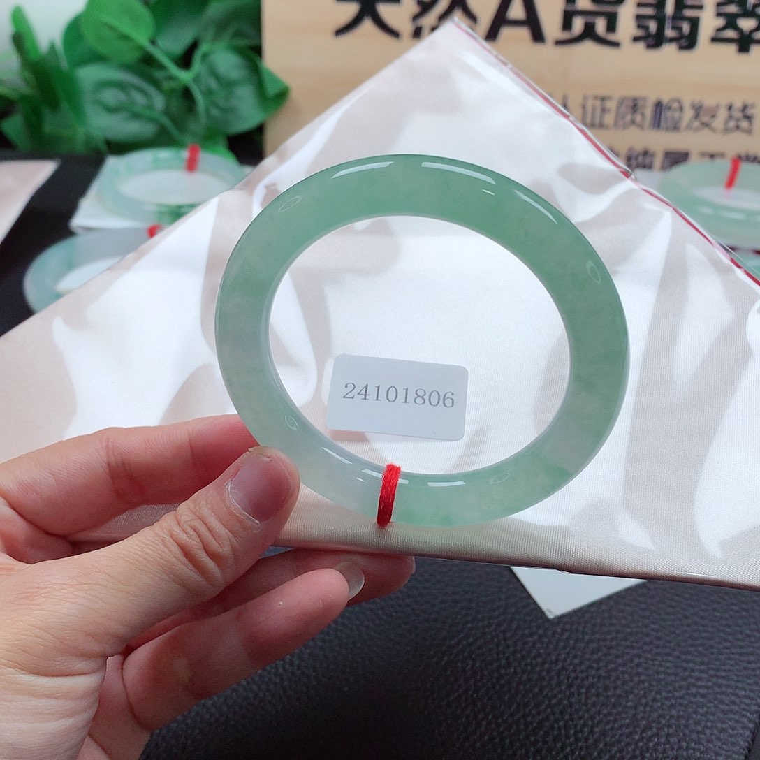 翡翠手镯（圆镯）未镶嵌天然A货翡翠手镯