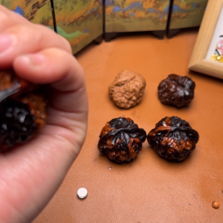 淡***笑核桃地闷文玩手把件 236 号