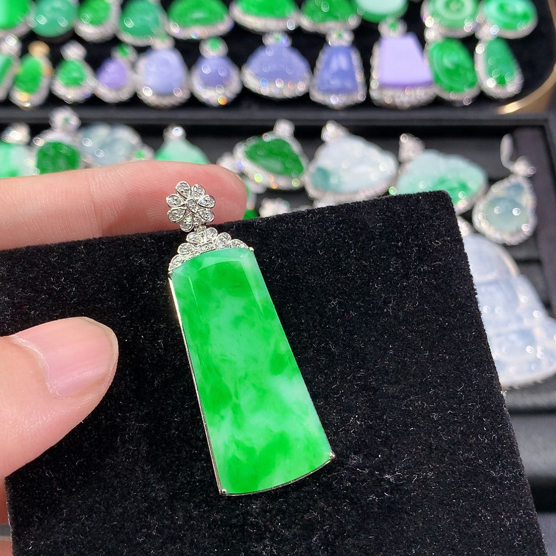 翡翠18K金镶嵌颈饰