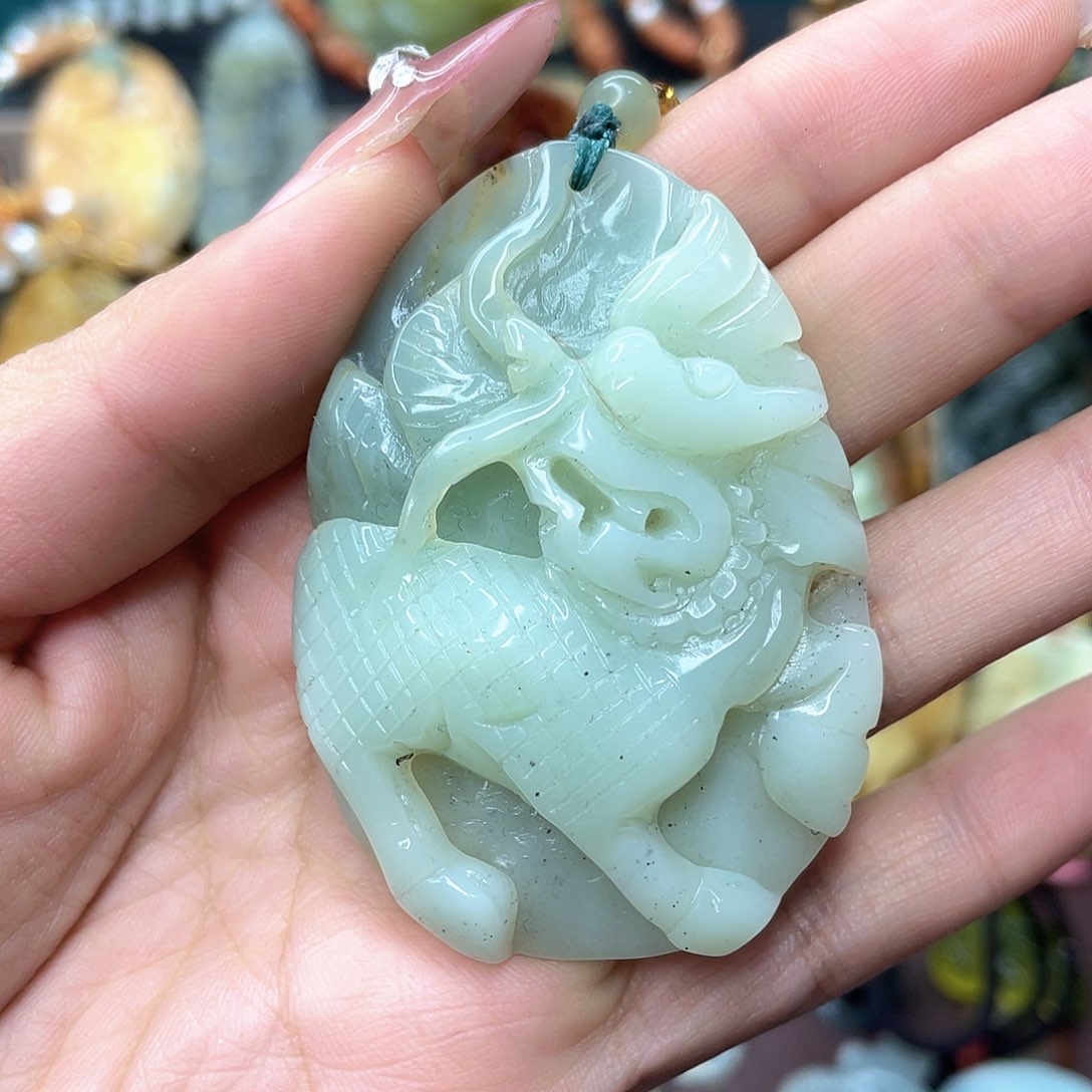 蛇纹石玉颈饰未镶嵌