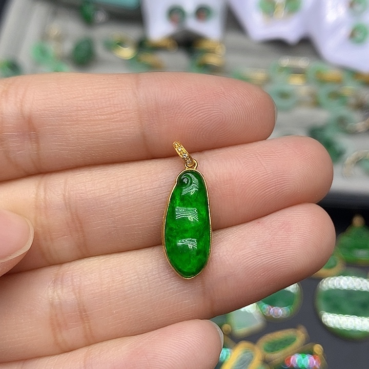 翡翠颈饰18K金镶嵌天然翡翠