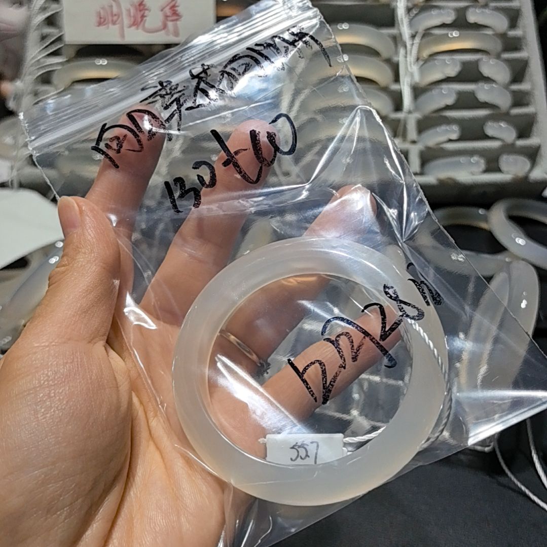 向***开玛瑙/玉髓未镶嵌手镯