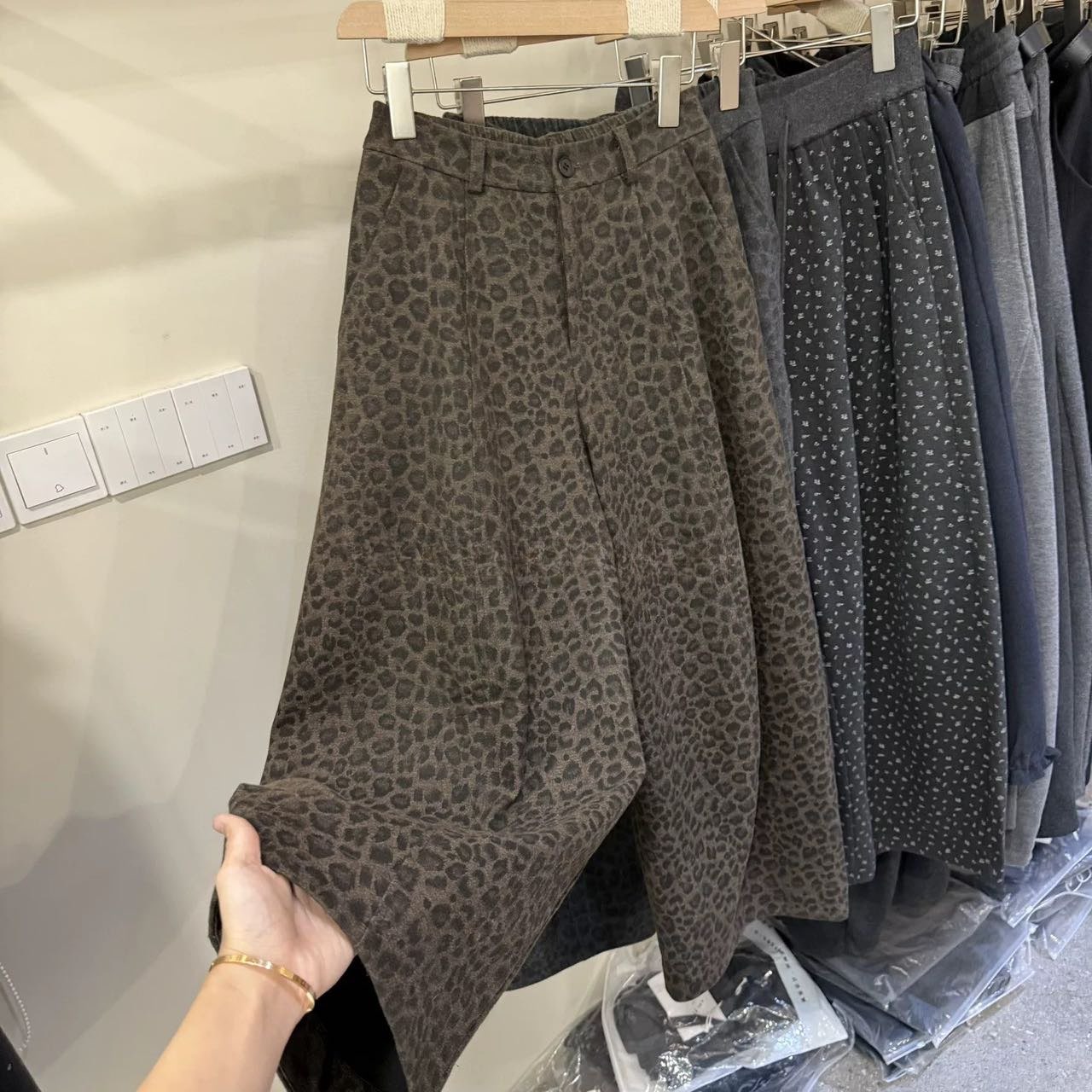 韩系复古垂感豹纹弯刀休闲裤女2025秋冬新款显瘦百搭直筒阔腿裤