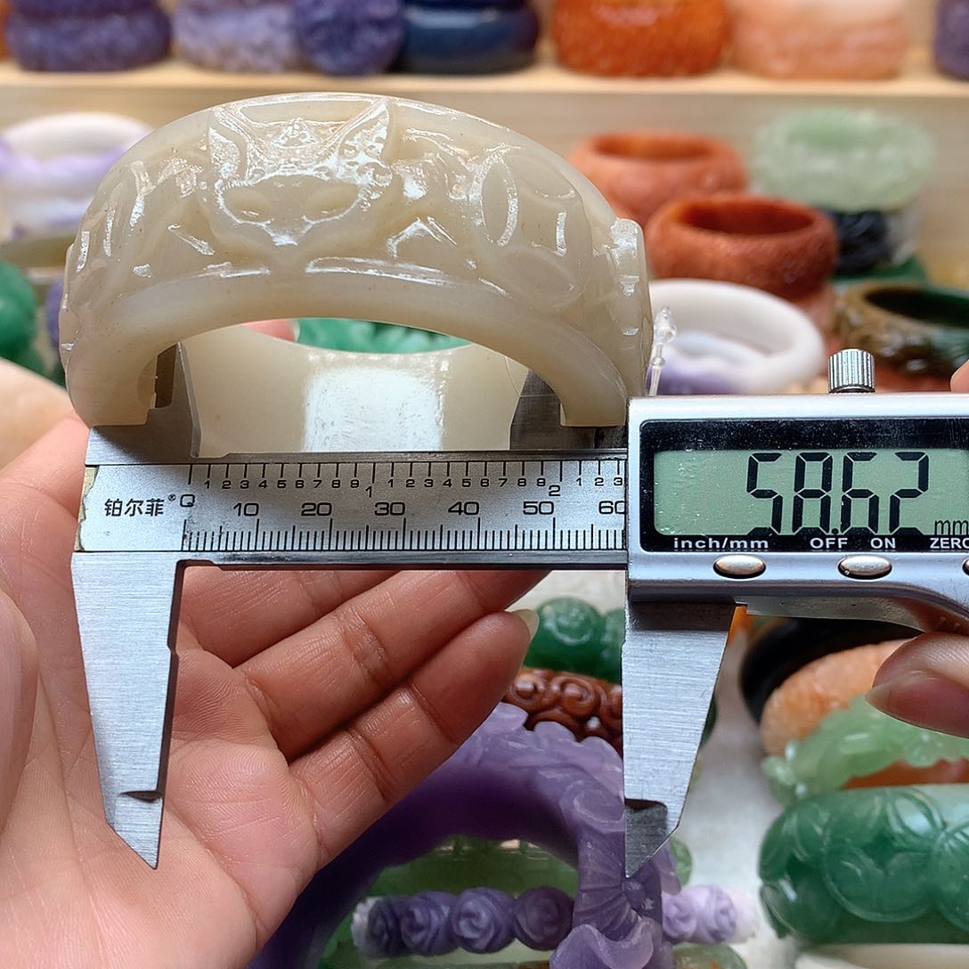 未镶嵌手镯石英质玉