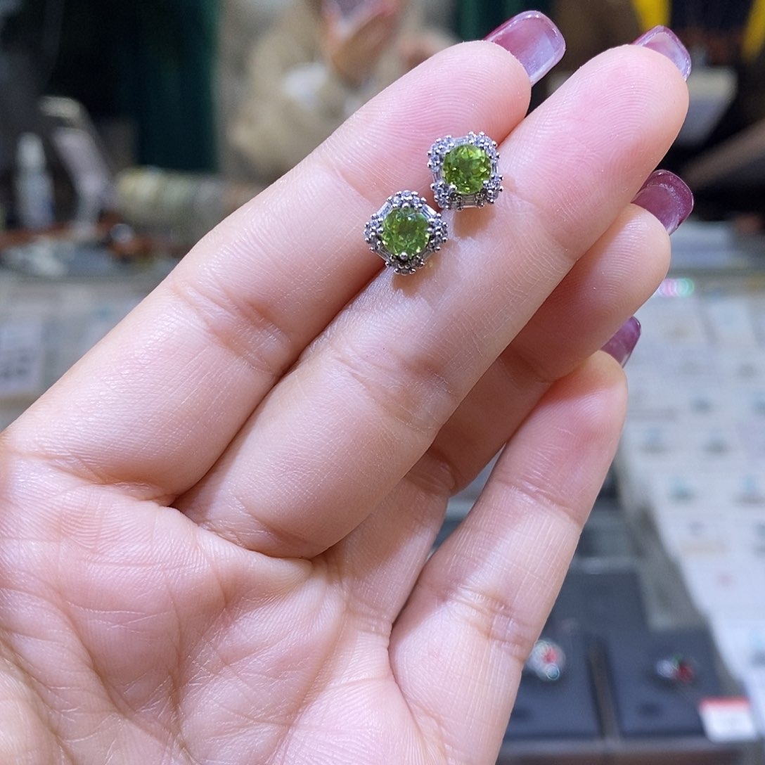 橄榄石耳饰银S925镶嵌天然橄榄石耳饰