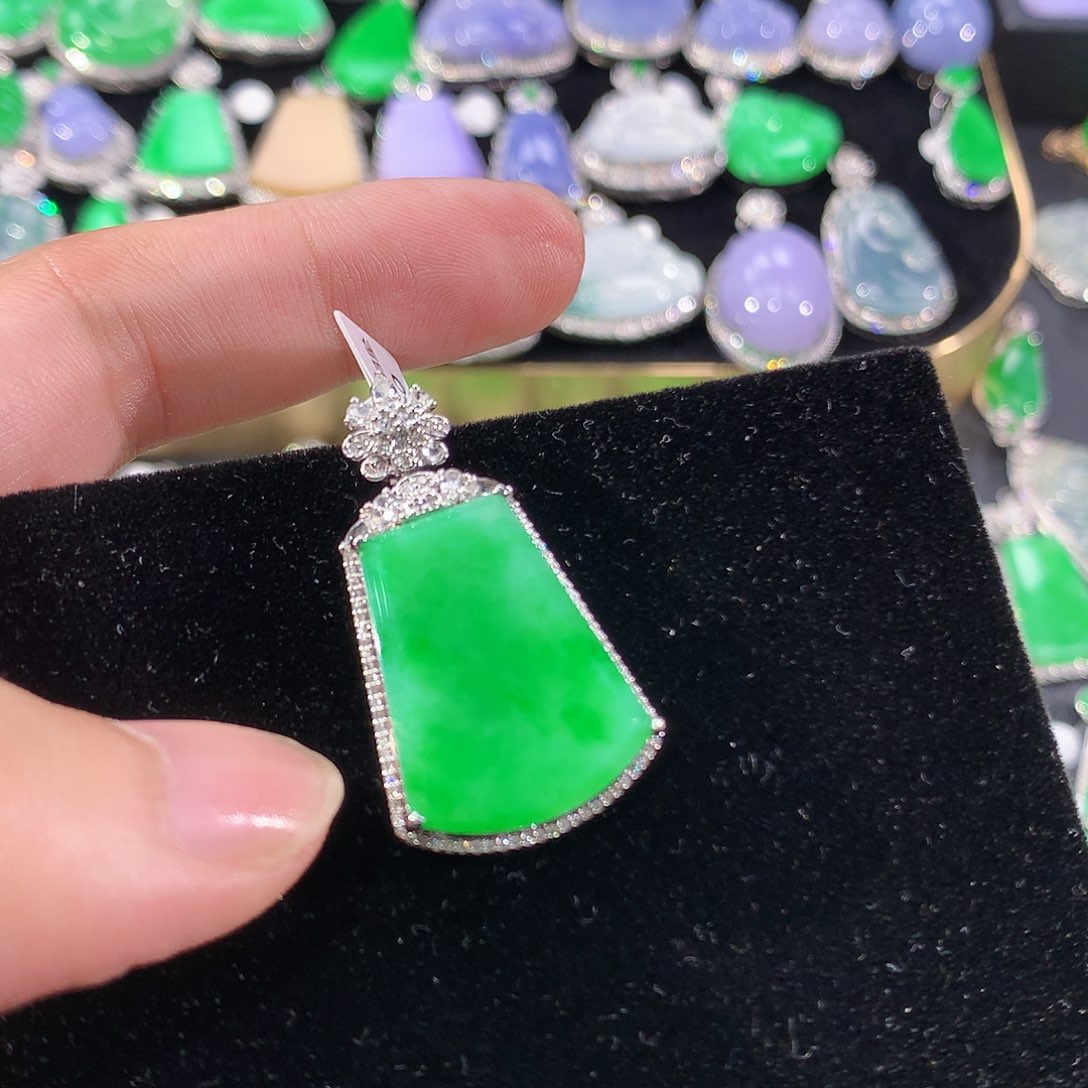 翡翠18K金镶嵌颈饰