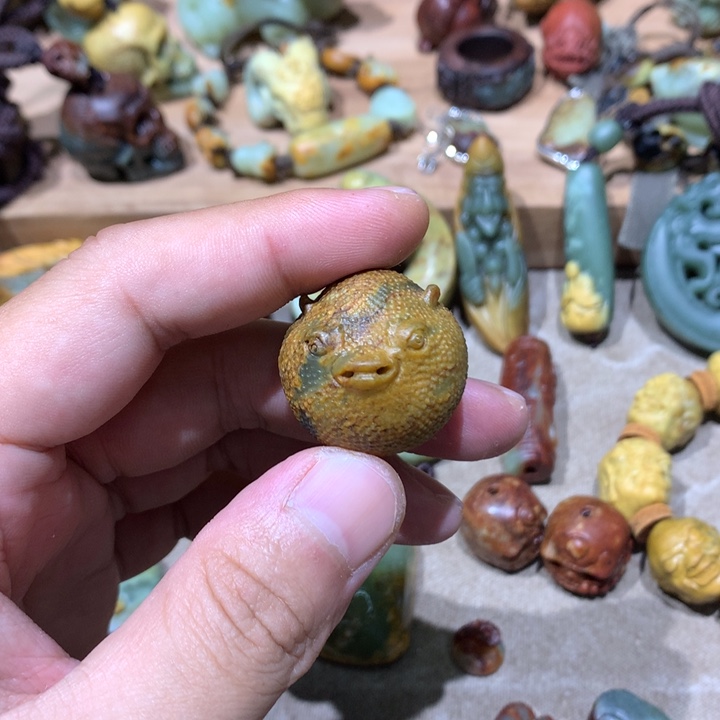 未镶嵌岫岩河磨玉（透闪石质玉）挂件