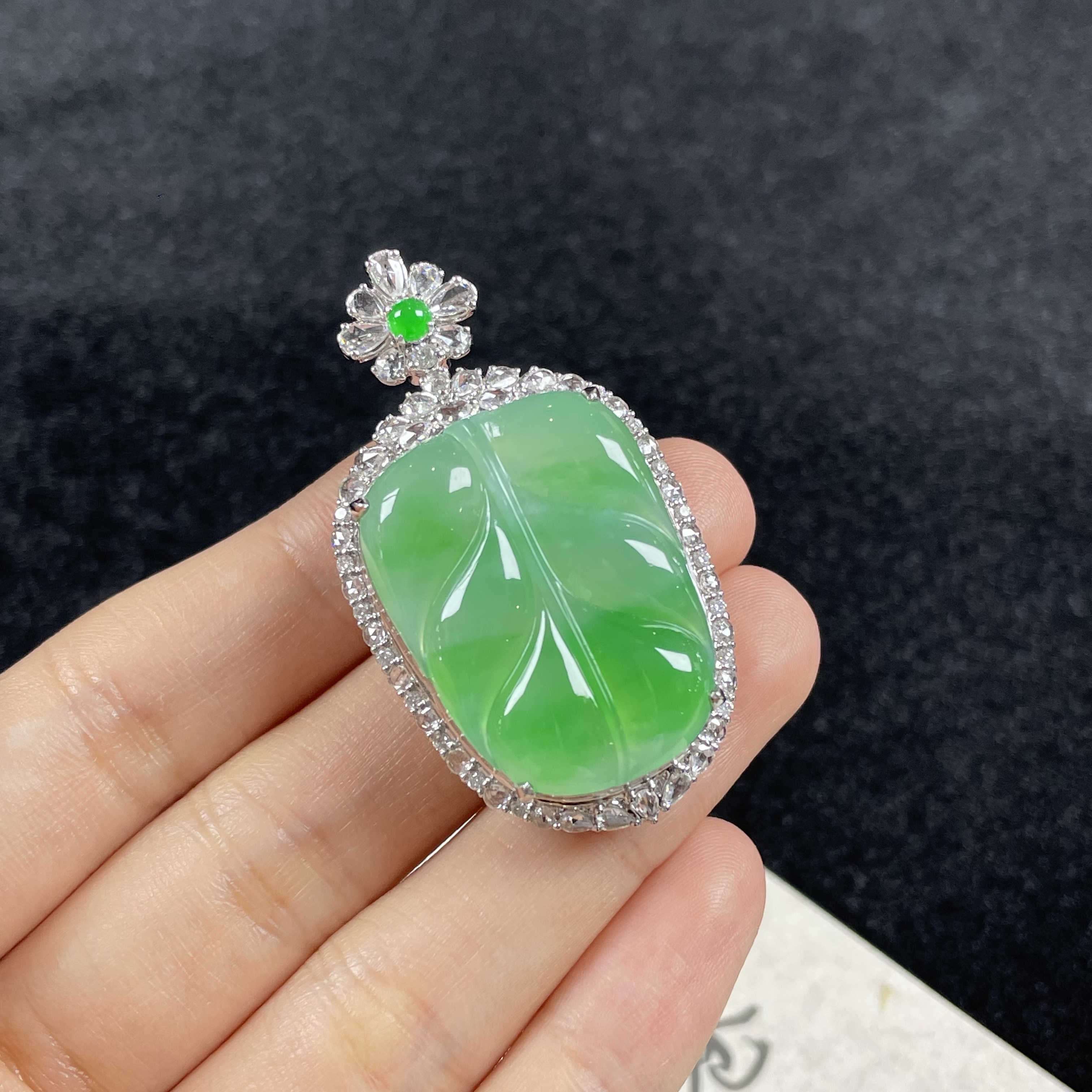 冰绿叶子−天然翡翠18k金镶嵌吊坠（赠链）