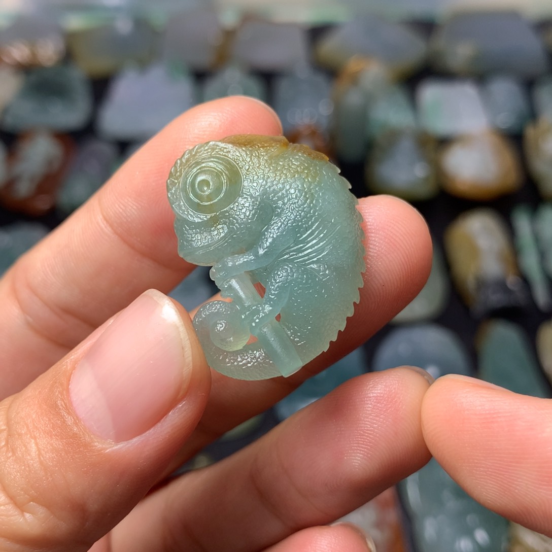 定制翡翠未镶嵌变色龙