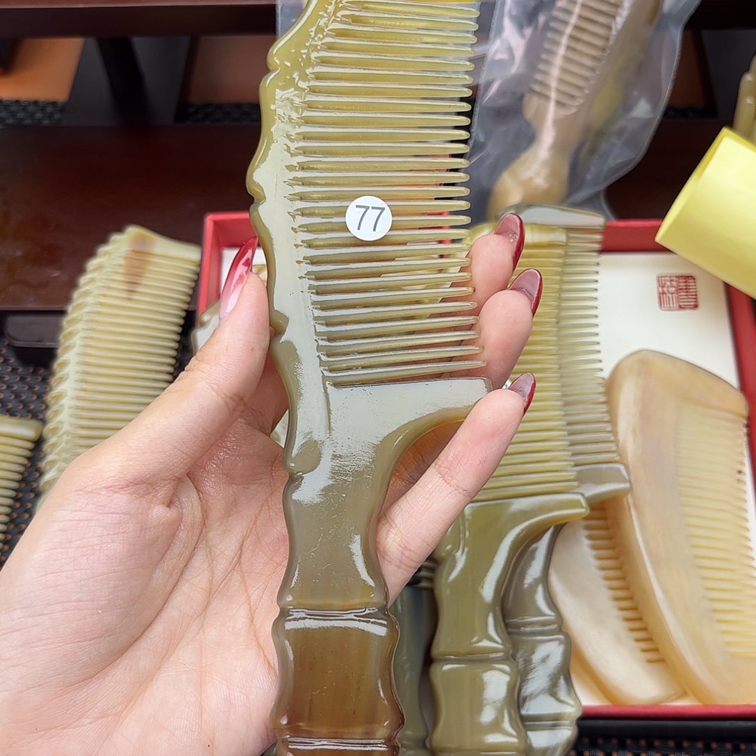 用***9手工制作纯牛角梳子