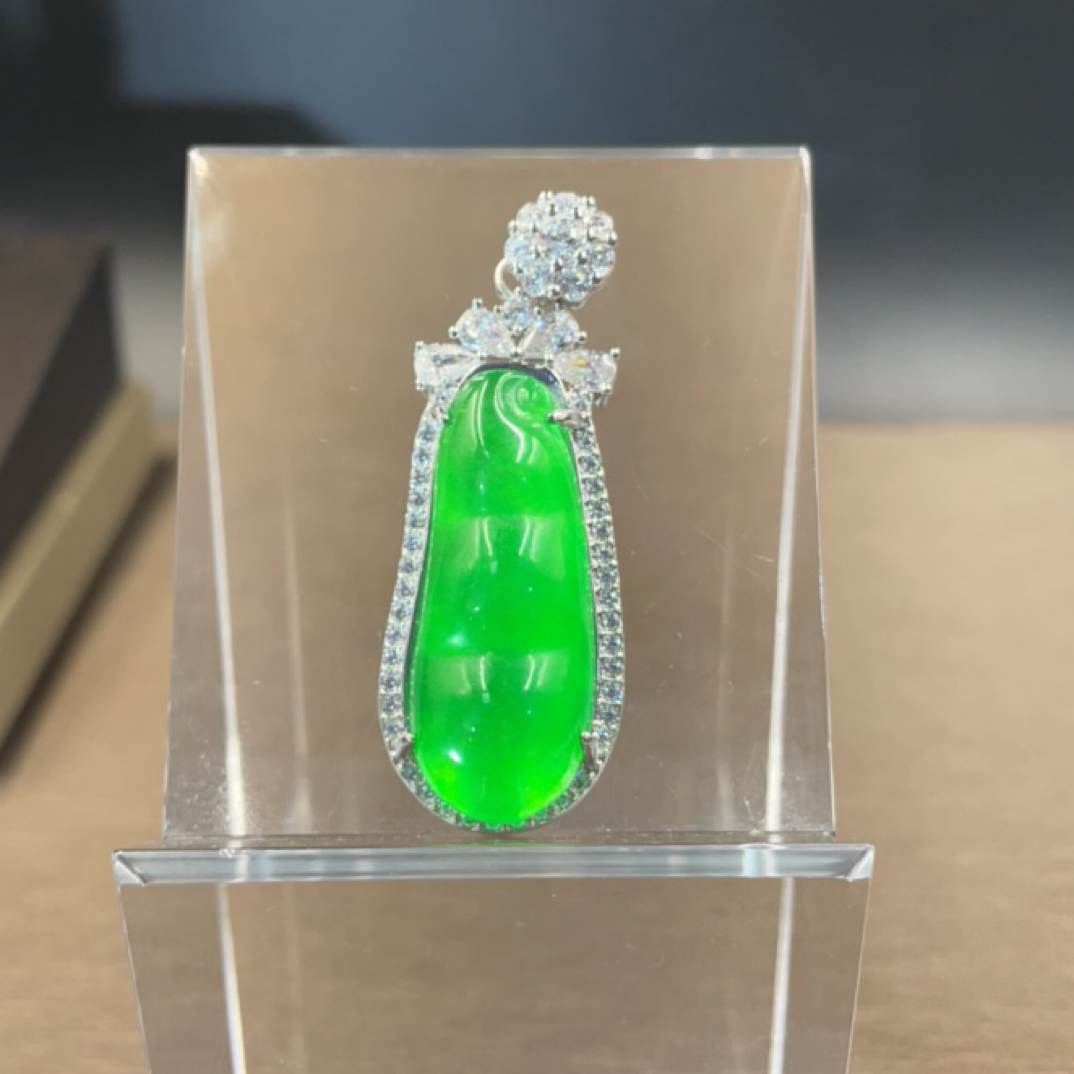    603  镶嵌绿福豆吊坠