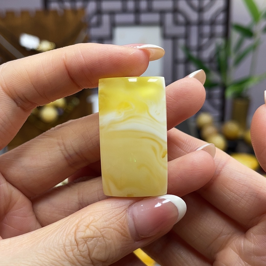 未镶嵌琥珀裸石34.0*19.3*11.7mm瑕疵