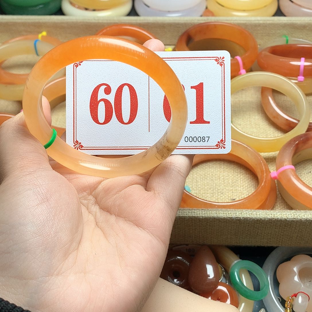 未镶嵌石英质玉（黄龙玉）手镯