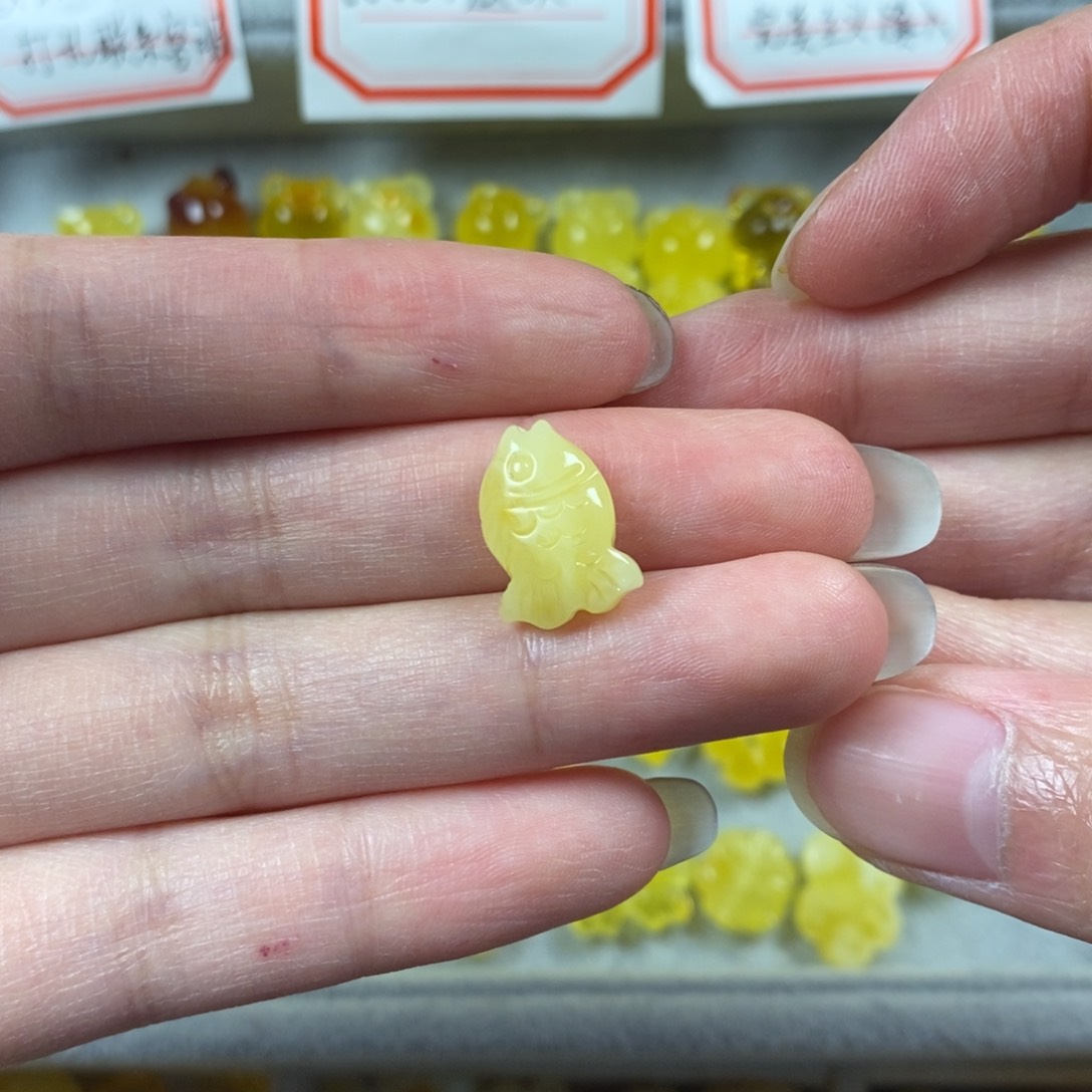 琥珀裸石未镶嵌鱼