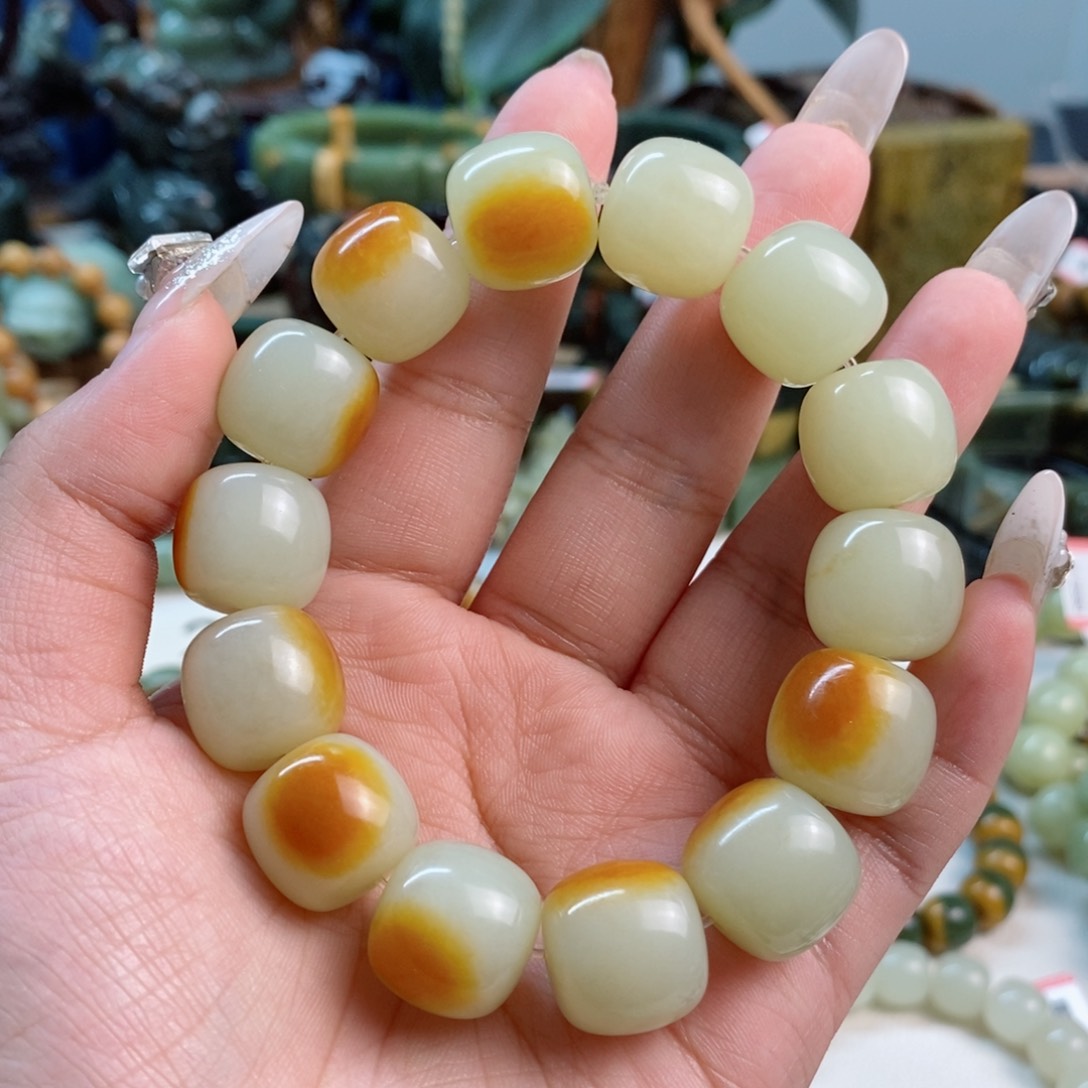 岫岩河磨玉（透闪石质玉）手串未镶嵌展****脸