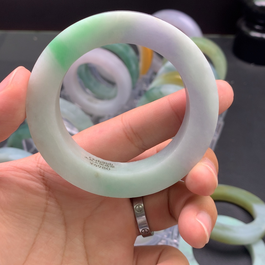 定制翡翠阳绿春彩翡翠手镯未镶嵌