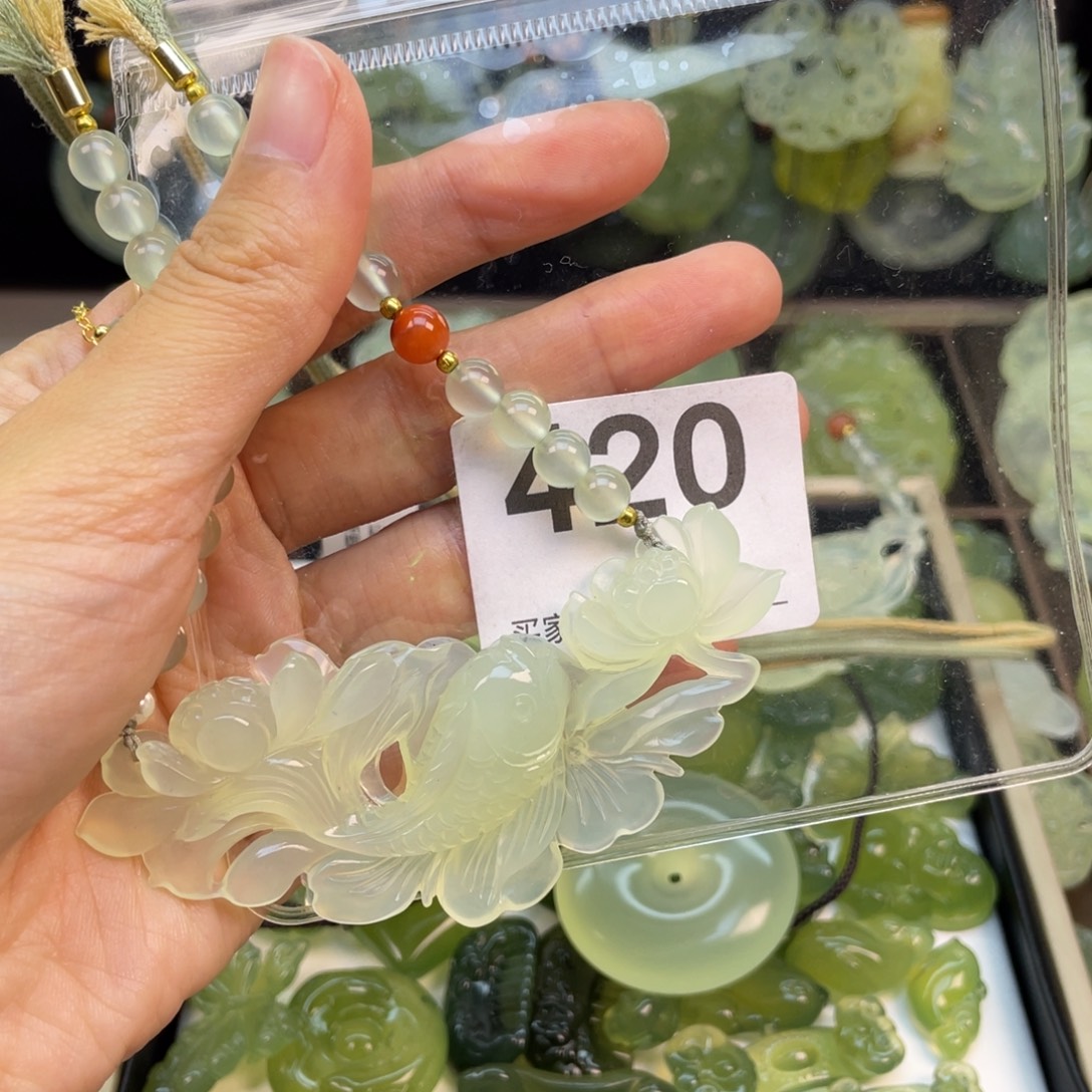 三***长蛇纹石玉未镶嵌颈饰