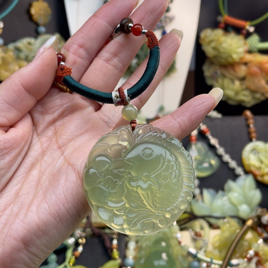 蛇纹石玉未镶嵌颈饰