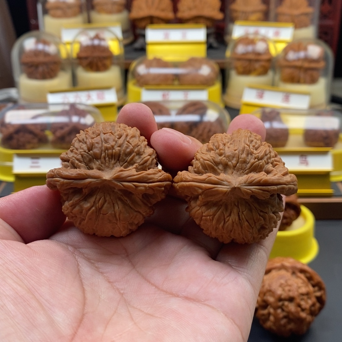 文玩核桃吊坠白狮子，全品，尺寸44