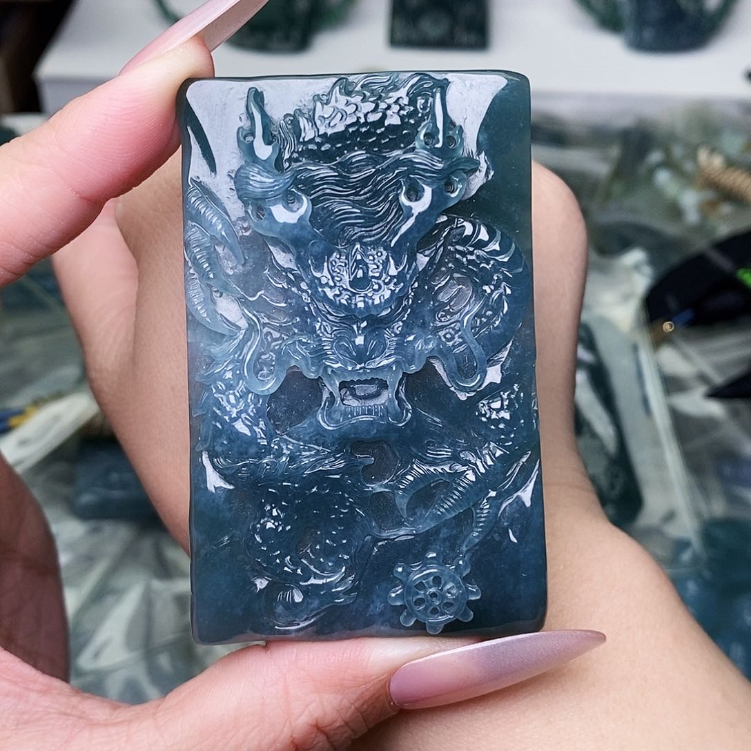 颈饰未镶嵌翡翠       