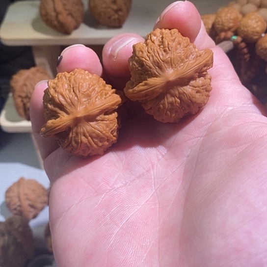 文玩核桃吊坠37.5尺血麒麟，微修