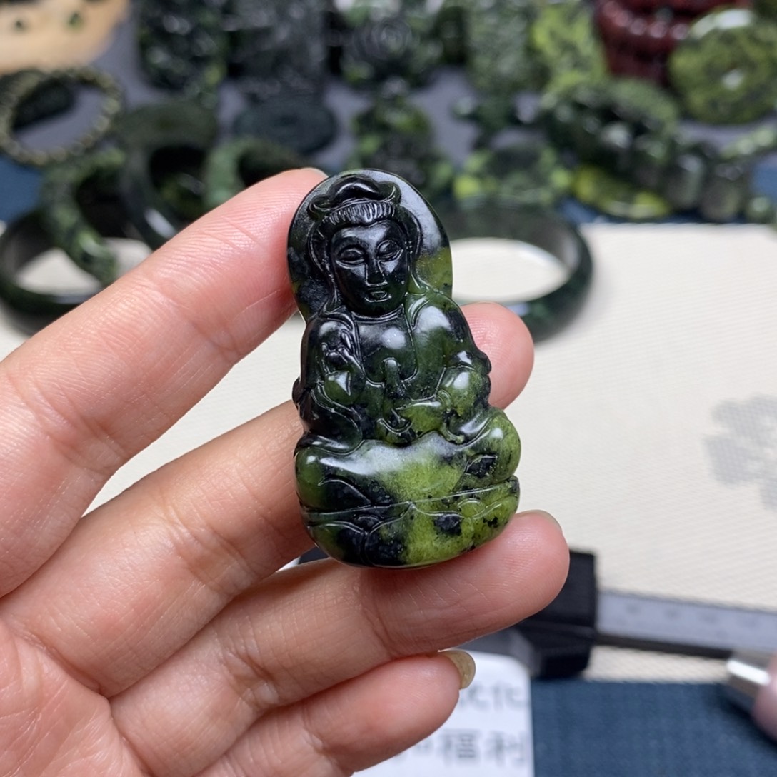 蛇纹石玉颈饰未镶嵌精品观音，微矿点