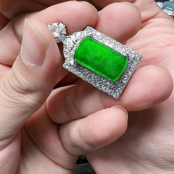 翡翠颈饰未镶嵌天然A货翡翠放漏