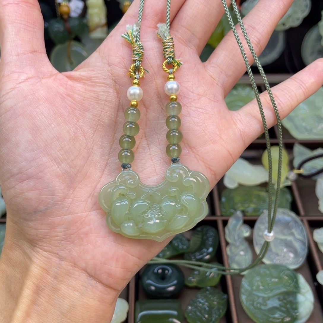 蛇纹石玉未镶嵌颈饰