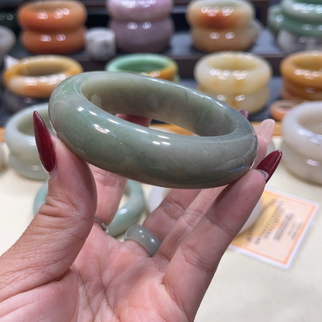 未镶嵌手镯石英岩玉