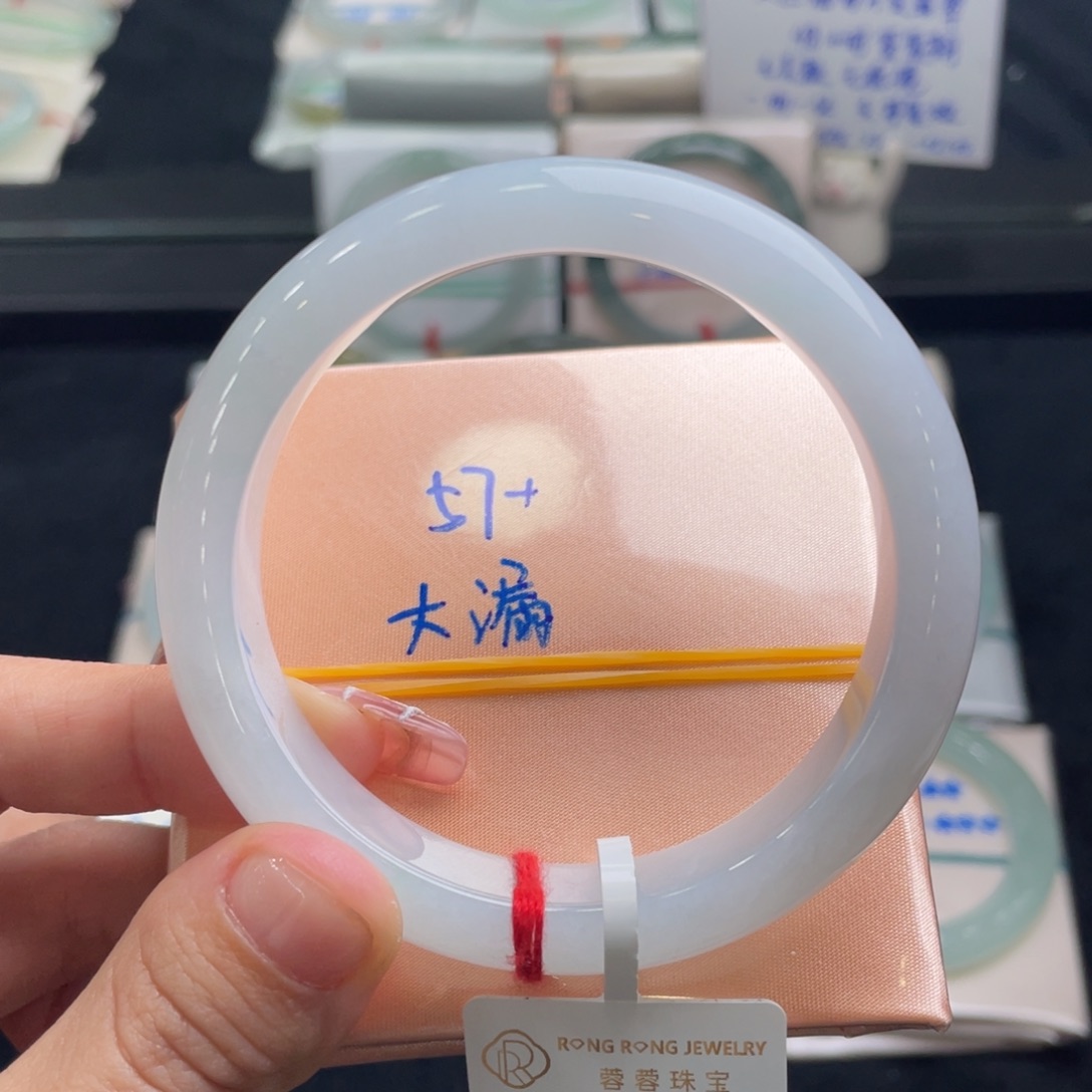 翡翠手镯未镶嵌翡翠手镯