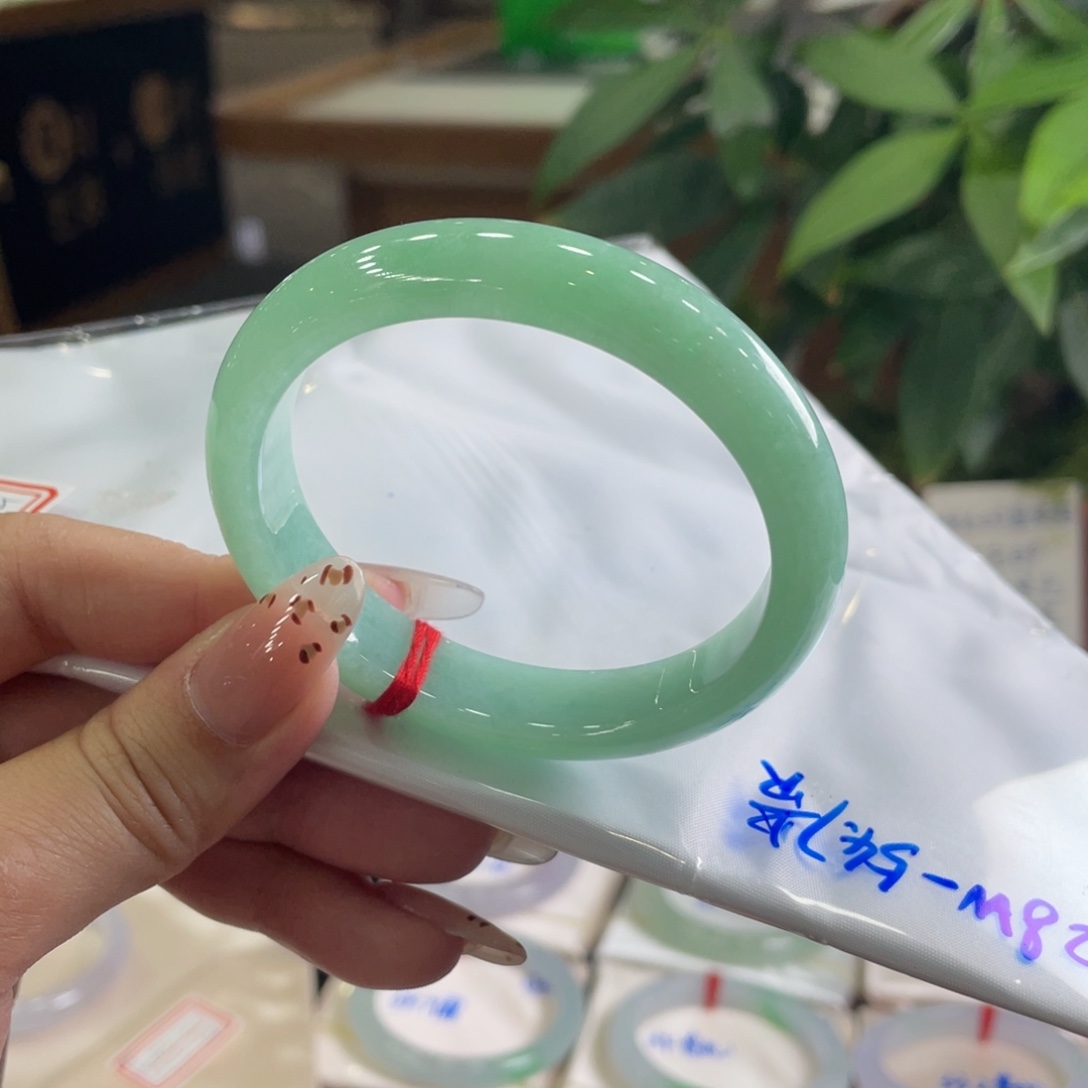 翡翠未镶嵌手镯54.7贵妃 果绿小包容 12号