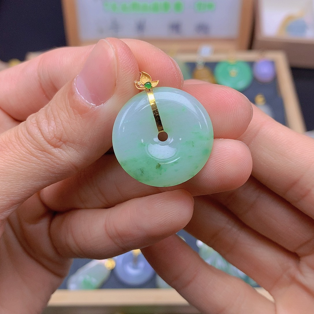 翡翠颈饰18K金镶嵌翡翠