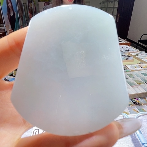 翡翠未镶嵌颈饰一个