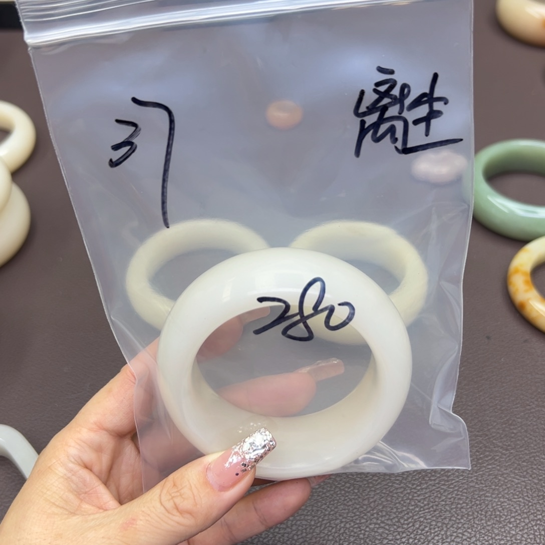 石英质玉手镯未镶嵌离**花