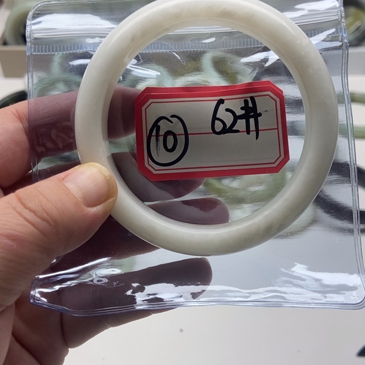 蛇纹石玉手镯未镶嵌李***?