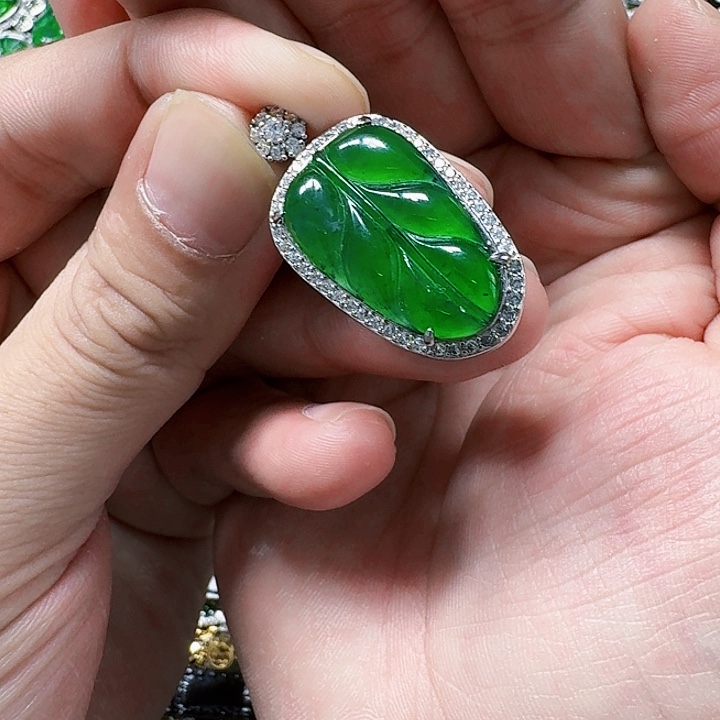 翡翠颈饰未镶嵌天然A货翡翠放漏