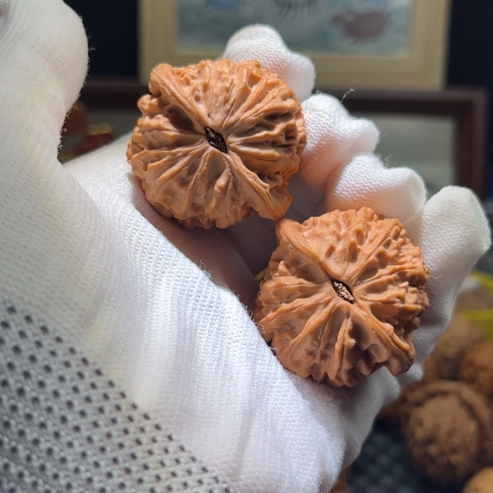 文玩核桃吊坠金牛