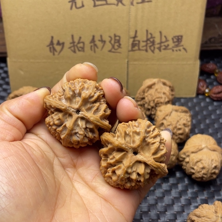 边***练文玩核桃吊坠苹果，尖有磕碰