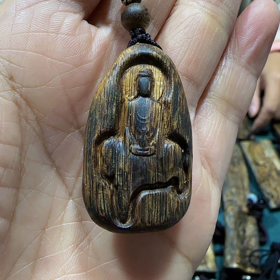 沉香吊坠海南白奇乌身瘤疤雕刻无相佛带绳5.5克