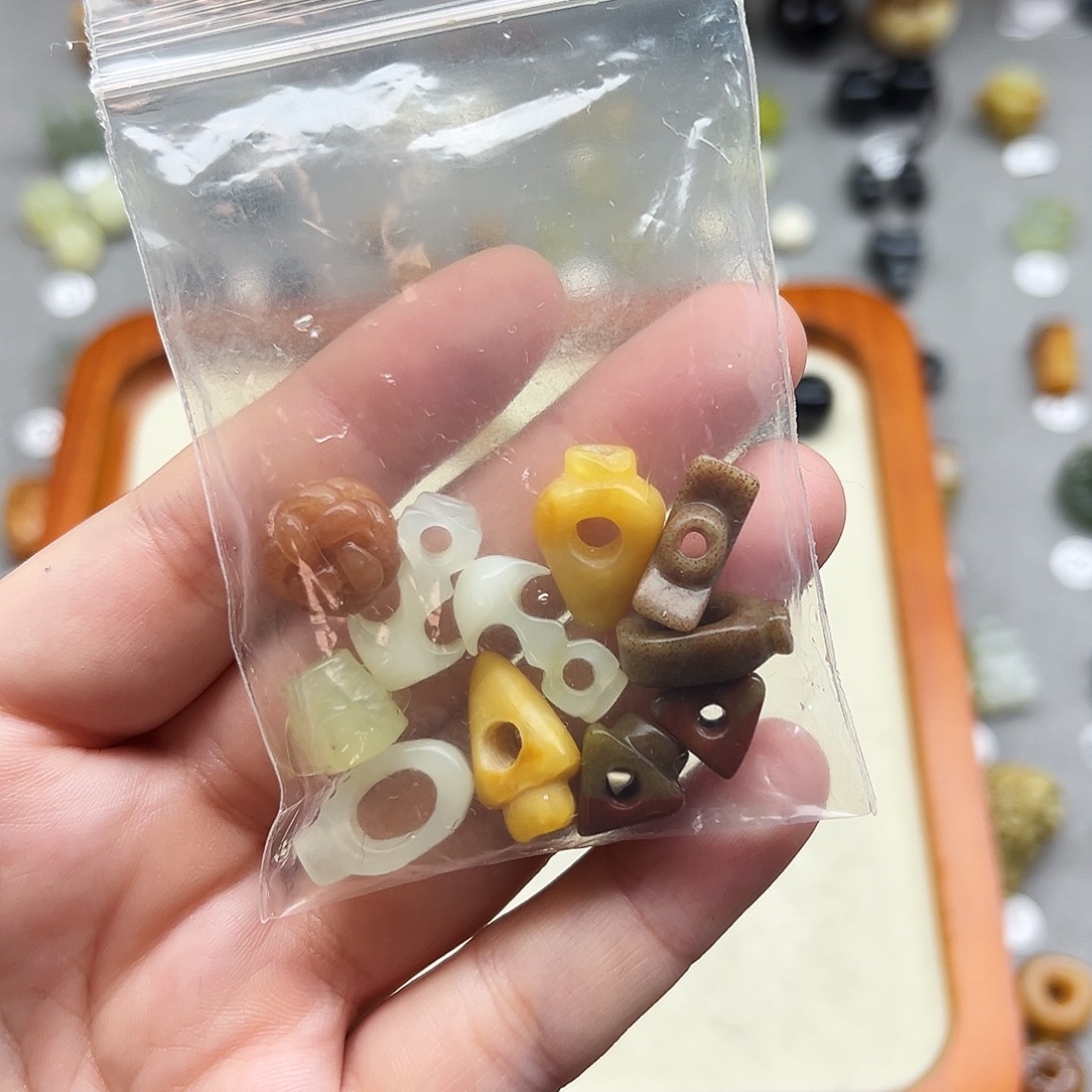 樊***樊蛇纹石玉未镶嵌配珠