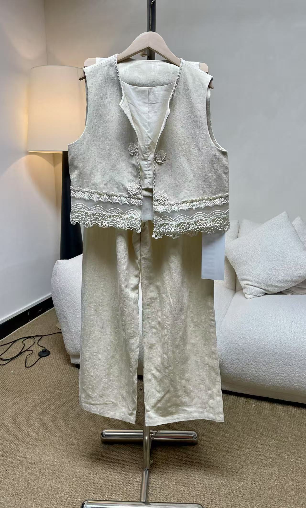 深圳南油新款下摆蕾丝无袖马甲套装6099