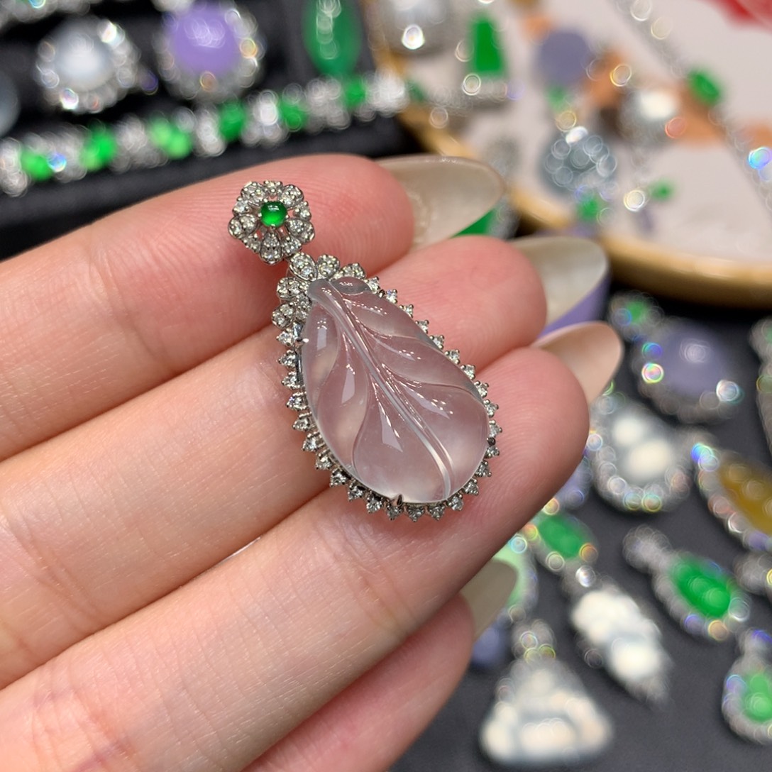 翡翠18K金镶嵌吊坠(赠链)白冰芭蕉叶