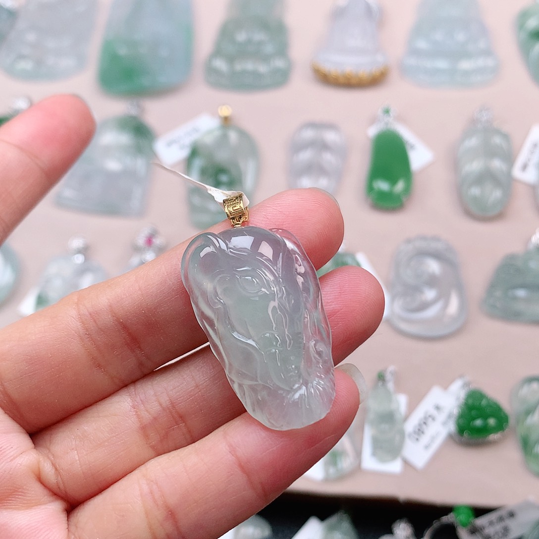 翡翠颈饰18K金镶嵌象头