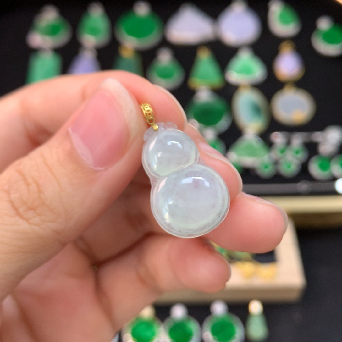 翡翠18K金镶嵌颈饰葫芦
