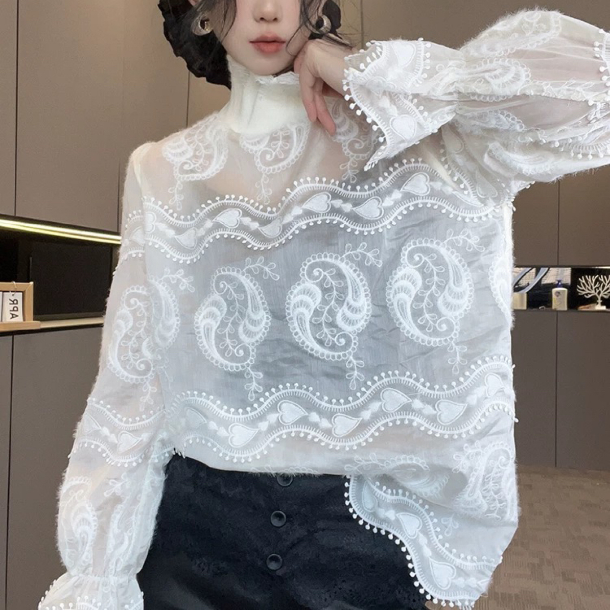 AF8558高领喇叭袖蕾丝钩花