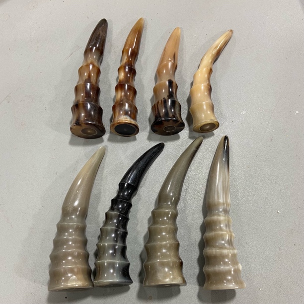 B643牛角 摆件 手把件单个（尺寸 底色 多样性发其一）（非牛骨）