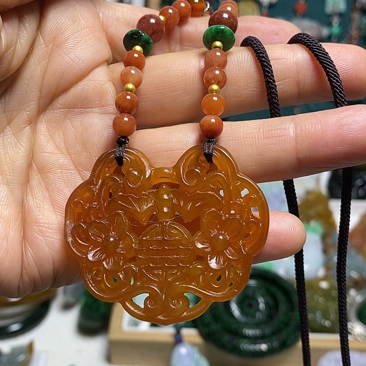 翡翠未镶嵌吊坠(赠链)