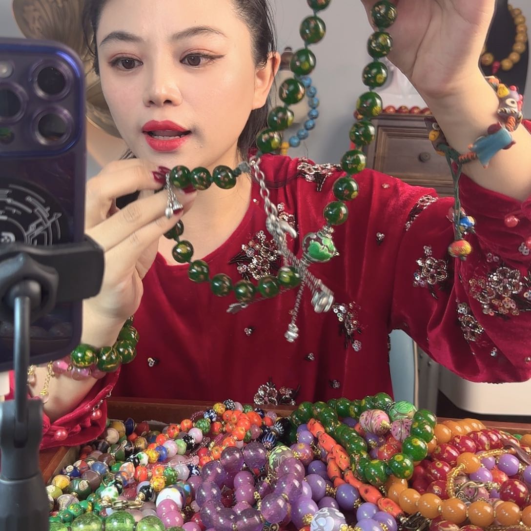 玻璃颈饰老琉璃的故事是一个人的故事吗