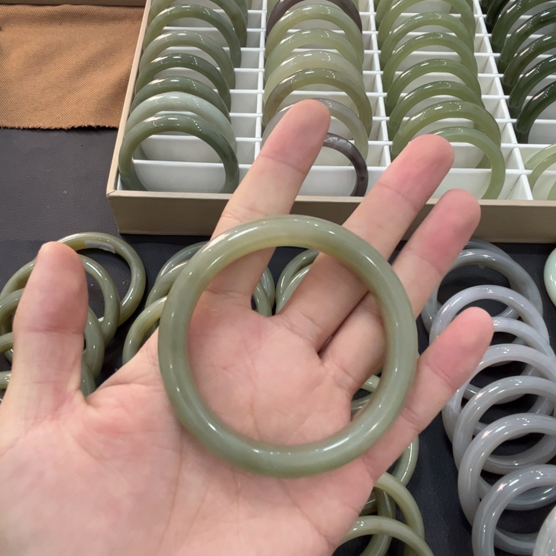 和田玉未镶嵌手镯