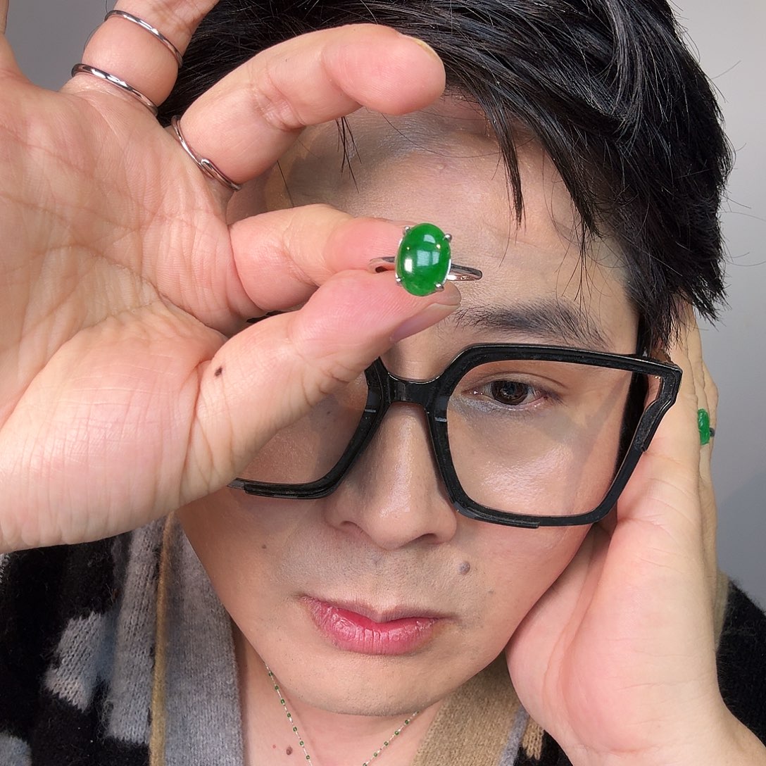 翡翠未镶嵌颈饰一件